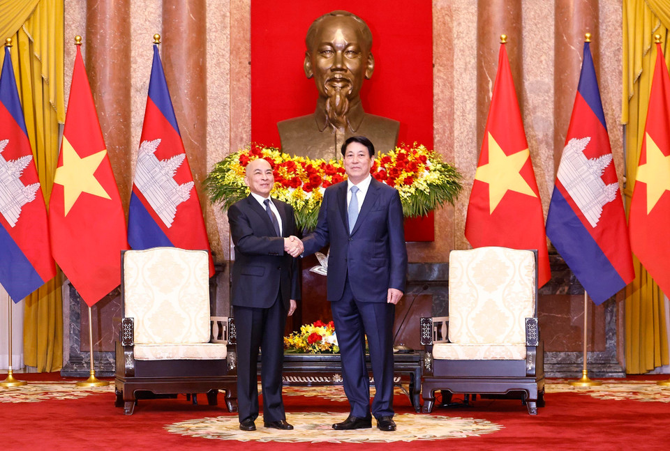 越南国家主席梁强与柬埔寨国王诺罗敦·西哈莫尼合影。图自越通社