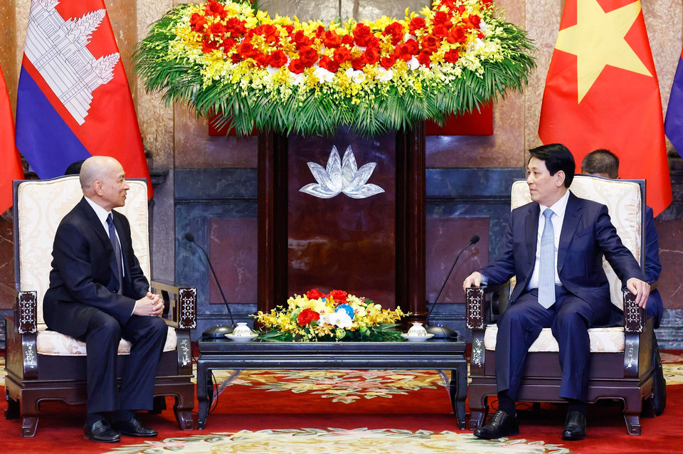 越南国家主席梁强会见柬埔寨国王诺罗敦·西哈莫尼。图自越通社