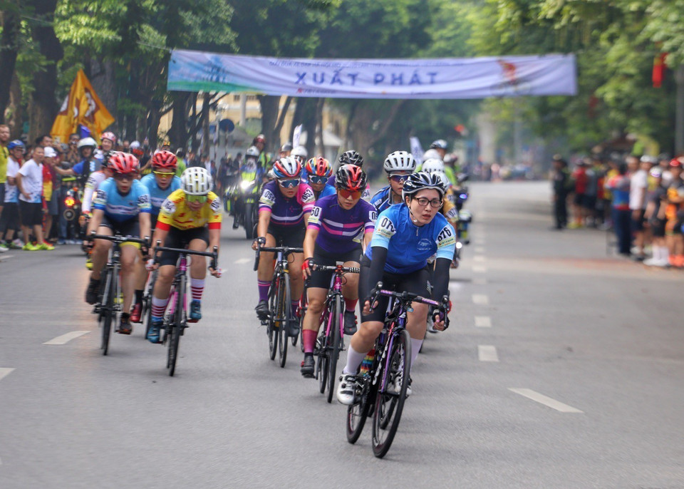 河内自行车比赛在还剑湖区域举行。图自越通社