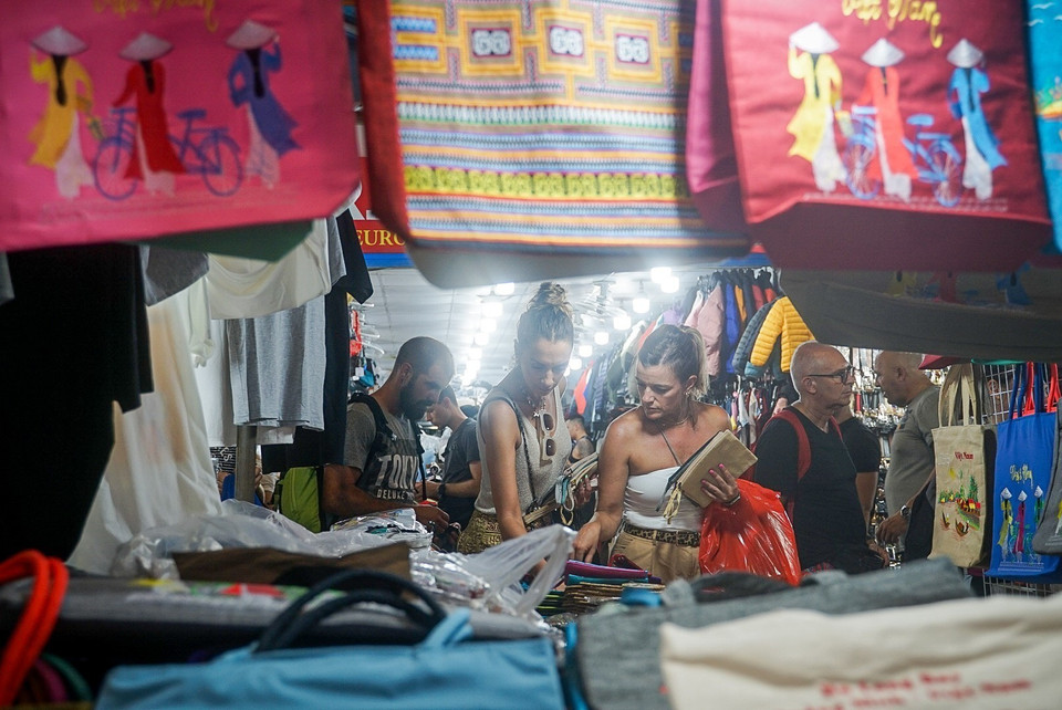 同春夜市吸引大量外国游客前来参观购物。图自越通社