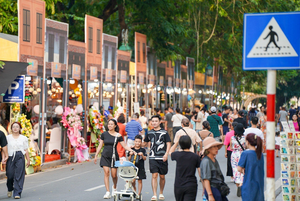 2024年河内秋季节吸引众多市民和游客前来还剑湖步行街空间游玩和体验。图自越通社