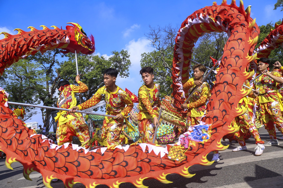龙舞表演在2023年河内秋季狂欢节期间举行。图自越通社