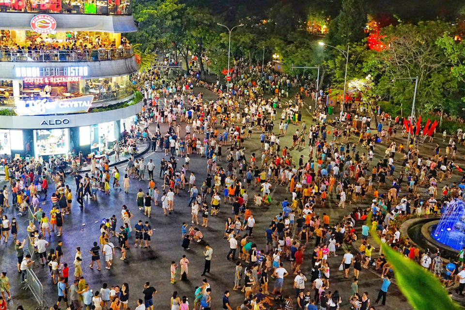 还剑湖步行街每逢周末都吸引众多市民和游客前来游玩。图自越通社