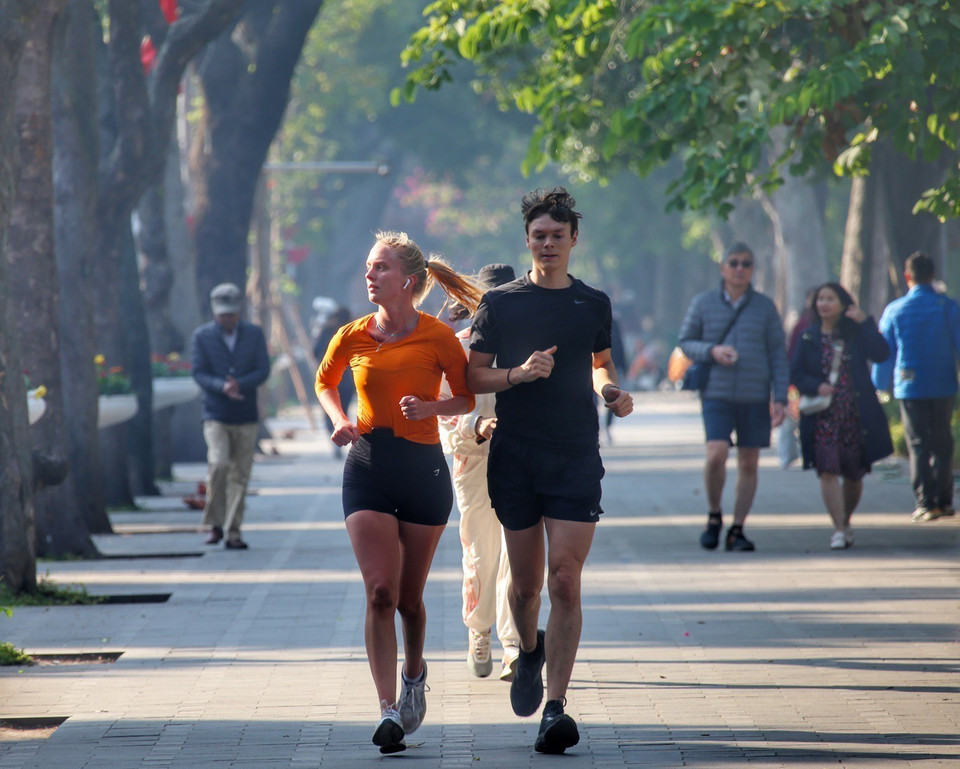 还剑湖步行街是深受游客喜爱的体验空间。图自越通社