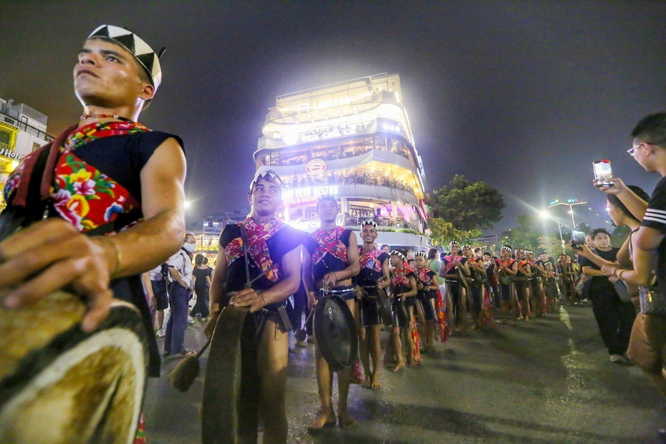 许多文化活动在还剑湖步行空间举行，吸引众多市民和游客参加。图自越通社