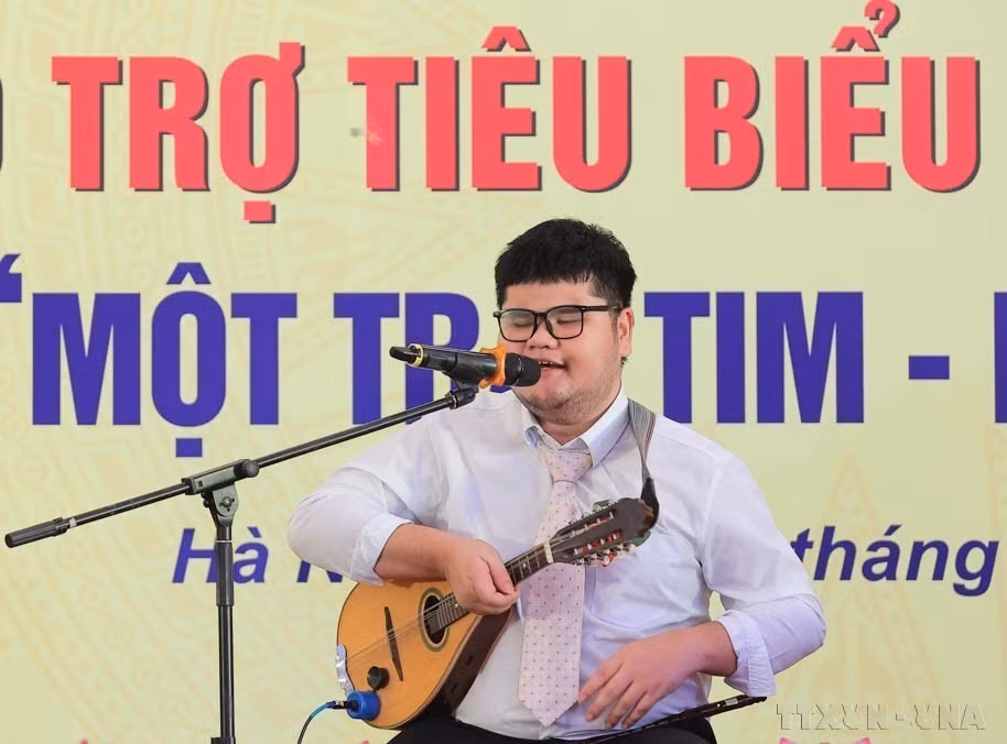 庆和省视力障碍者裴玉盛超越障碍，熟练演奏14种乐器，并获得了诸多奖项。图自越通社