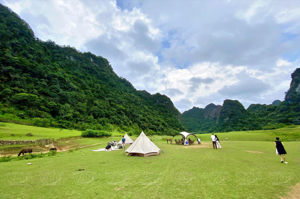 近年来，眼神山已成为高平省著名的露营目的地。图自越通社/越南画报