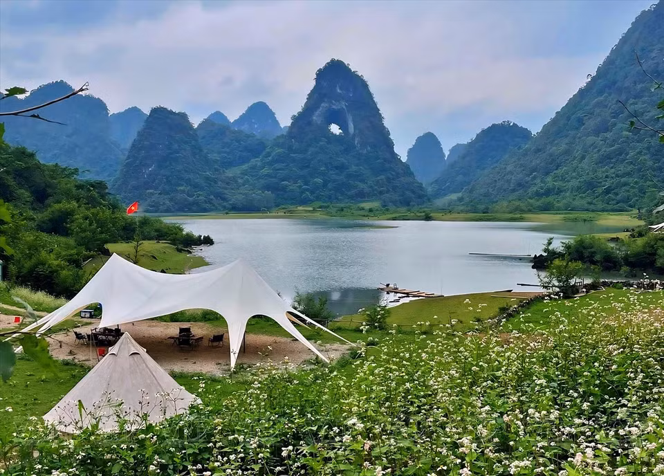 这里当地人为游客提供多种过夜露营服务。图自越通社/越南画报