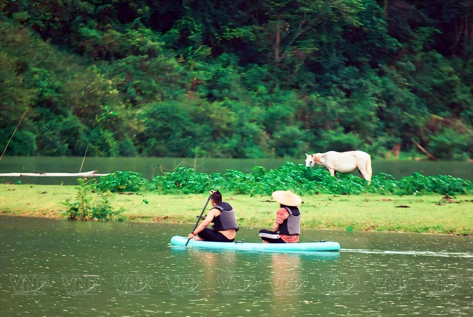 每逢6月至9月汛期，游客可以来这里体验皮划艇，探索眼神山周边区域。图自越通社/越南画报