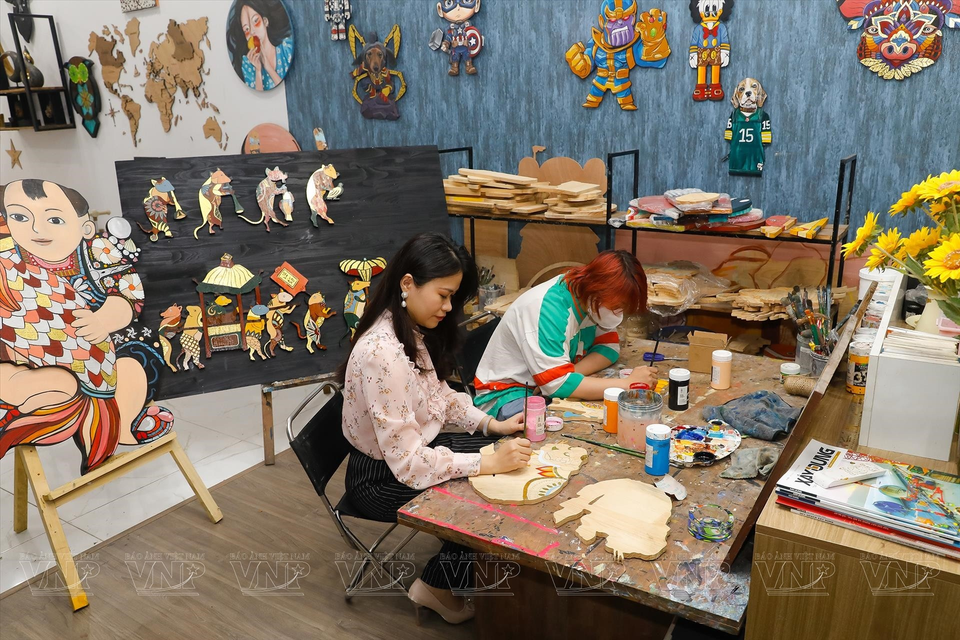 出于对民间画色彩的热爱，明庄及其同事已创造出带有浓郁的越南传统文化色彩的室内装饰画。图自越通社/越南画报