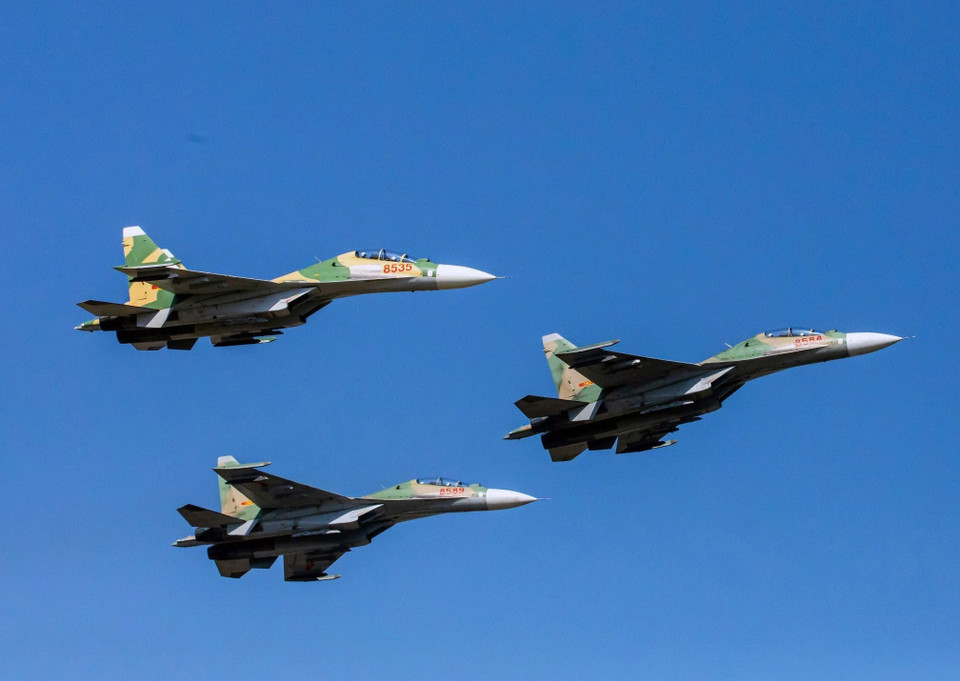 苏-30MK2战斗机从北江省吉机场出发。图片来源：越通社发