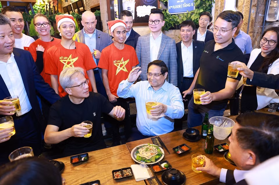 越南政府总理范明政和美国科技巨头英伟达公司创始人、首席执行官黄仁勋品尝河内街头美食。图自越通社
