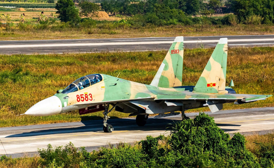 苏-30MK2战斗机从北江省吉机场出发。图片来源：越通社发