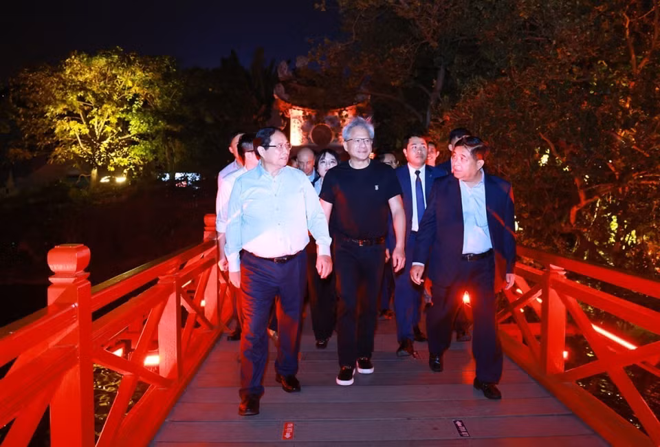 越南政府总理范明政和美国科技巨头英伟达公司创始人、首席执行官黄仁勋参观玉山祠。图自越通社