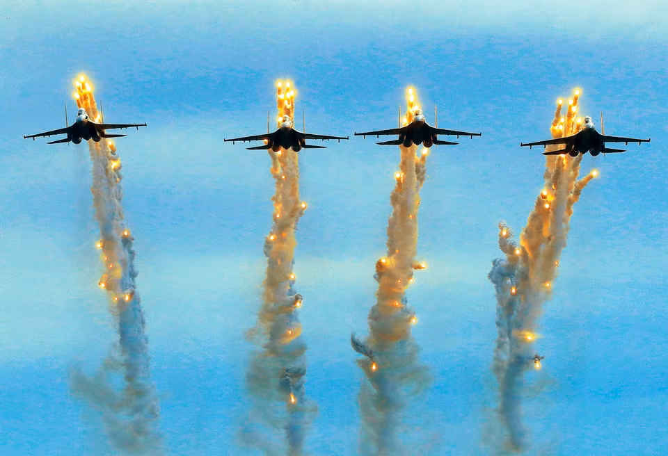 苏-30MK2战斗机将在2024年越南国际防务展开幕式上进行空射诱饵弹表演。图片来源：越通社发