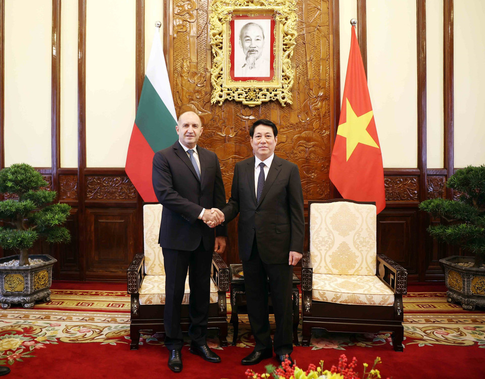 越南国家主席梁强和保加利亚总统鲁门·拉德夫合影。图自越通社