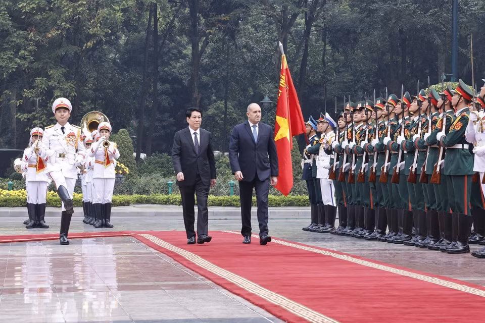 越南国家主席梁强和保加利亚总统鲁门·拉德夫检阅越南人民军仪仗队。图自越通社