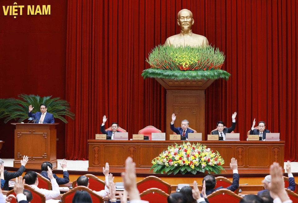 与会代表表决通过会议议程。图自越通社