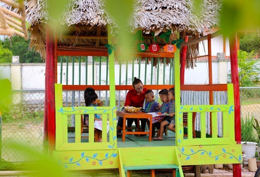 在2024-2025学年，河静省香溪县香莲乡竹篱村幼儿教学点的师生们已在宽敞明亮的新教室中学习，享有良好的学习环境，助力学生全面发展。图自越通社