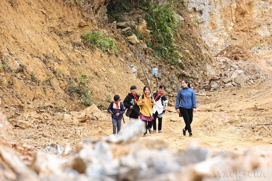 无论山区路途有多坎坷，河江省箐门县巴维舒乡巴维舒寄宿制初中学校的武氏梨老师每天都坚持给学生上课。图自越通社