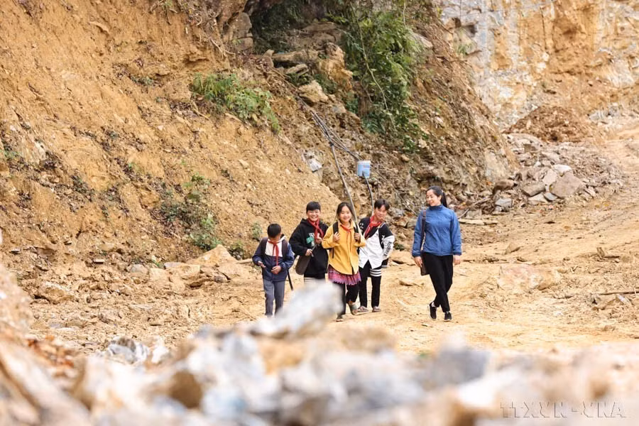 无论山区路途有多坎坷，河江省箐门县巴维舒乡巴维舒寄宿制初中学校的武氏梨老师每天都坚持给学生上课。图自越通社