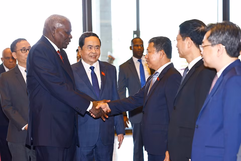 越南国会主席陈青敏举行仪式，欢迎古巴全国人民政权代表大会主席埃斯特万访越。图自越通社