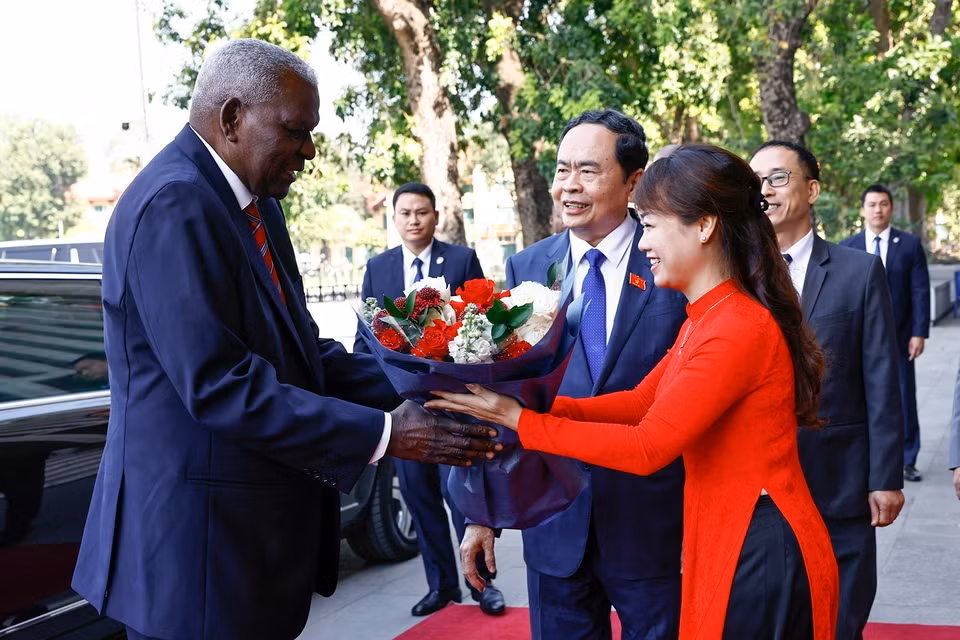 越南国会主席陈青敏举行仪式，欢迎古巴全国人民政权代表大会主席埃斯特万访越。图自越通社