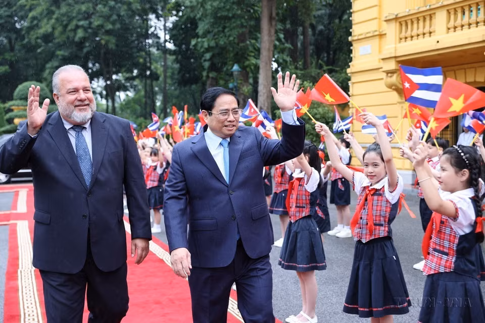 越南政府总理范明政主持仪式，欢迎古巴总理曼努埃尔·马雷罗·克鲁斯（Manuel Marrero Cruz）正式访问越南（2022年9月）。图自越通社