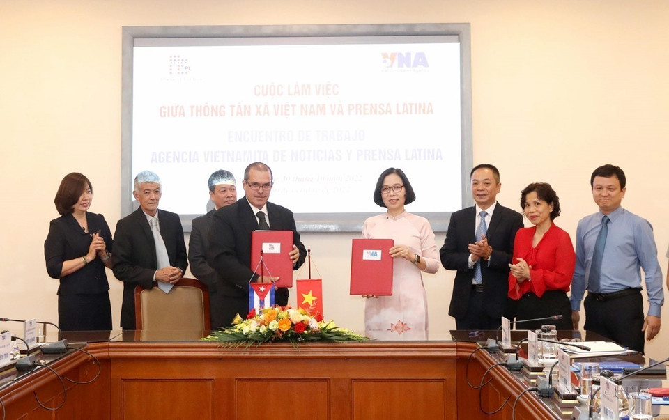 越通社社长武越庄同拉丁美洲通讯社社长路易斯•恩里克•冈萨雷斯交换两社合作文件（河内，2022年）。图自越通社