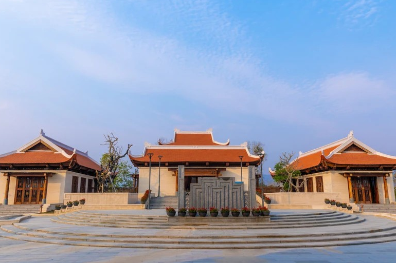 F丘上的奠边府战场烈士陵园是昔日奠边府战场上的庄严和神圣的建筑工程。图自Vietnam+