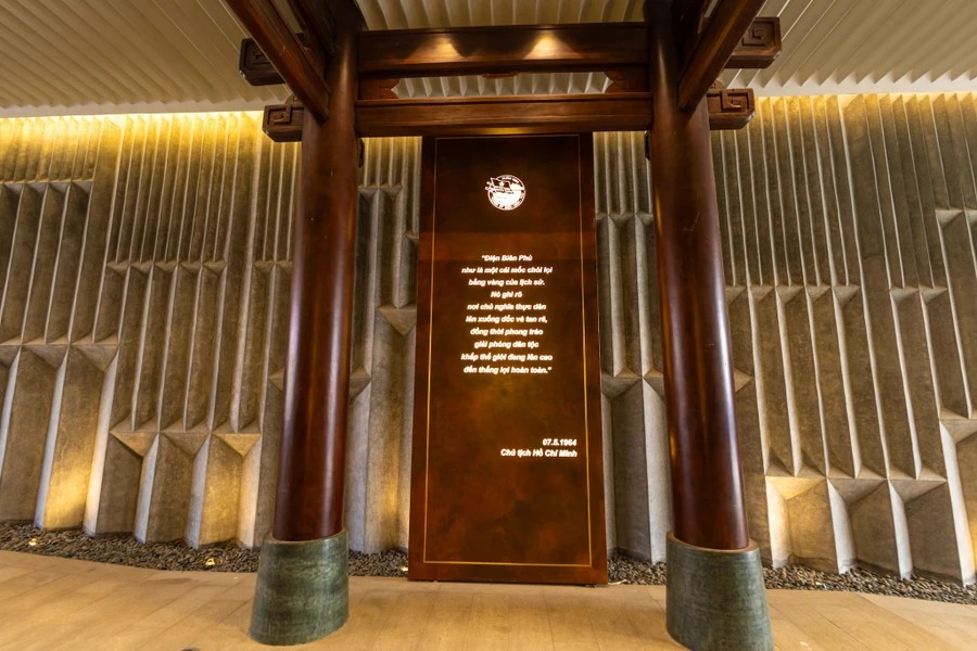 烈士陵园的祭祀空间犹如连接阴阳两界的一座神圣桥梁。图自Vietnam+