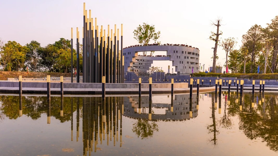 纪念空间包括静心院和纪念湖，由几个同心圆组成，目的是让人进入信仰空间之前保持心态的安静和专注。图自Vietnam+