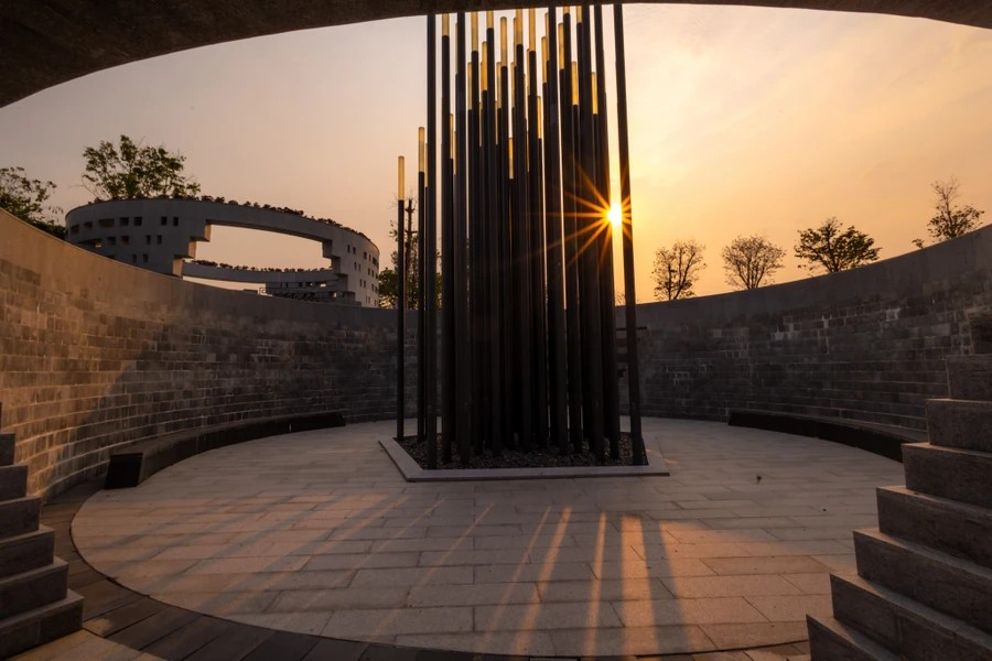 半月形的纪念湖象征着英勇牺牲的战士们的瞳孔。中间摆设着56盏灯，象征着奠边府战役56个昼夜。图自Vietnam+