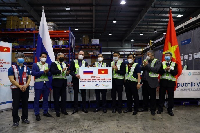 俄罗斯驻越南大使根纳季·贝兹德科于2021年9月29日向越南卫生部移交首批俄罗斯卫星五号（Sputnik V）疫苗。图自越通社