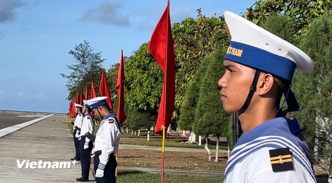 在长沙岛县执行任务的战士和干部们注重锻炼过硬本领、随时备战，出色完成被交给的任务。图自Vietnam+