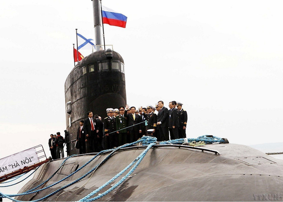 越南政府总理阮晋勇于对俄罗斯进行正式访问期间，2013年5月13日到访加里宁格勒基地，参观俄罗斯为越南海军制造的“基洛”级636型柴电动力潜艇。图自越通社