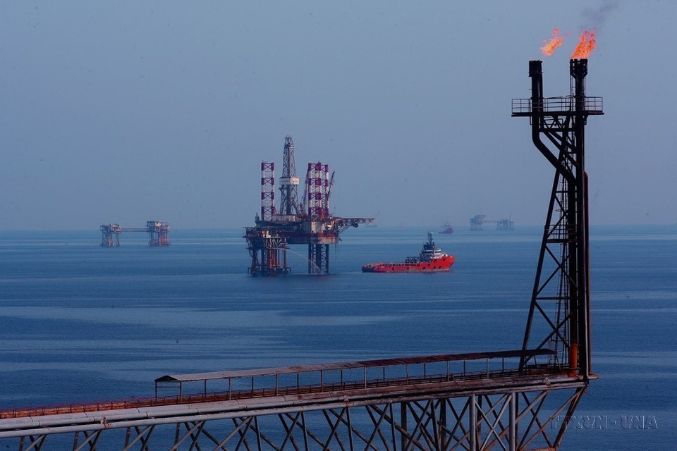 俄罗斯投资项目，特别是越苏石油联营公司的项目（Vietsovpetro）。为越南经济社会发展做出了重要贡献。图中：越苏石油联营公司属下2号白虎油田的钻机平台。图自越通社