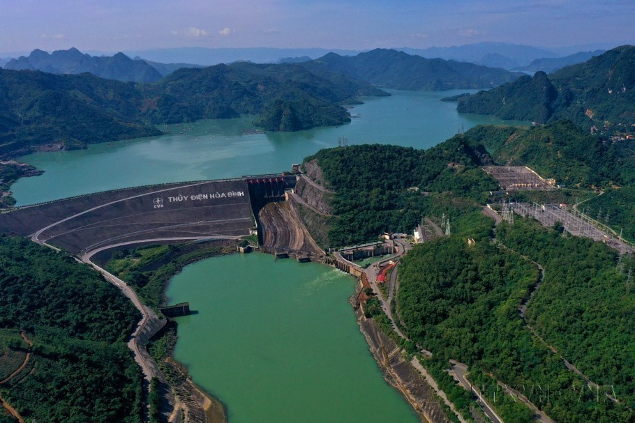 1979年由前苏联援建的和平水电站设有8个机组，总功率达1920兆瓦。图自越通社