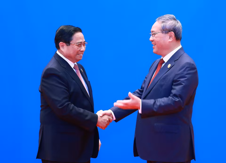 中国国务院总理李强迎接越南政府总理范明政和各国代表团团长来到中国出席大湄公河次区域经济合作第八次领导人会议。图自越通社