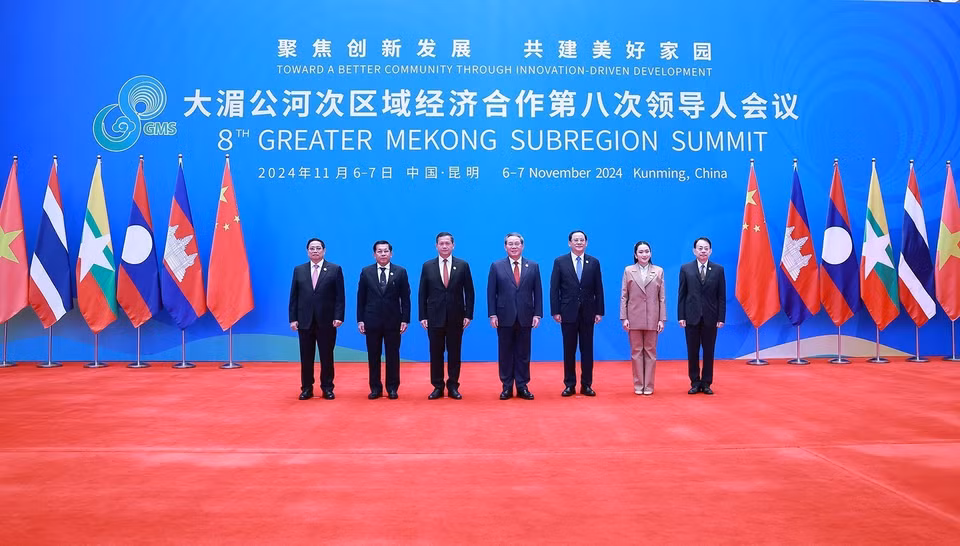 中国国务院总理李强迎接越南政府总理范明政和各国代表团团长来到中国出席大湄公河次区域经济合作第八次领导人会议。图自越通社