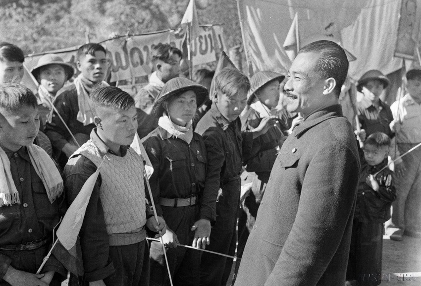 苏发努冯亲王同越南志愿军战士（1950年）。越通社资料图