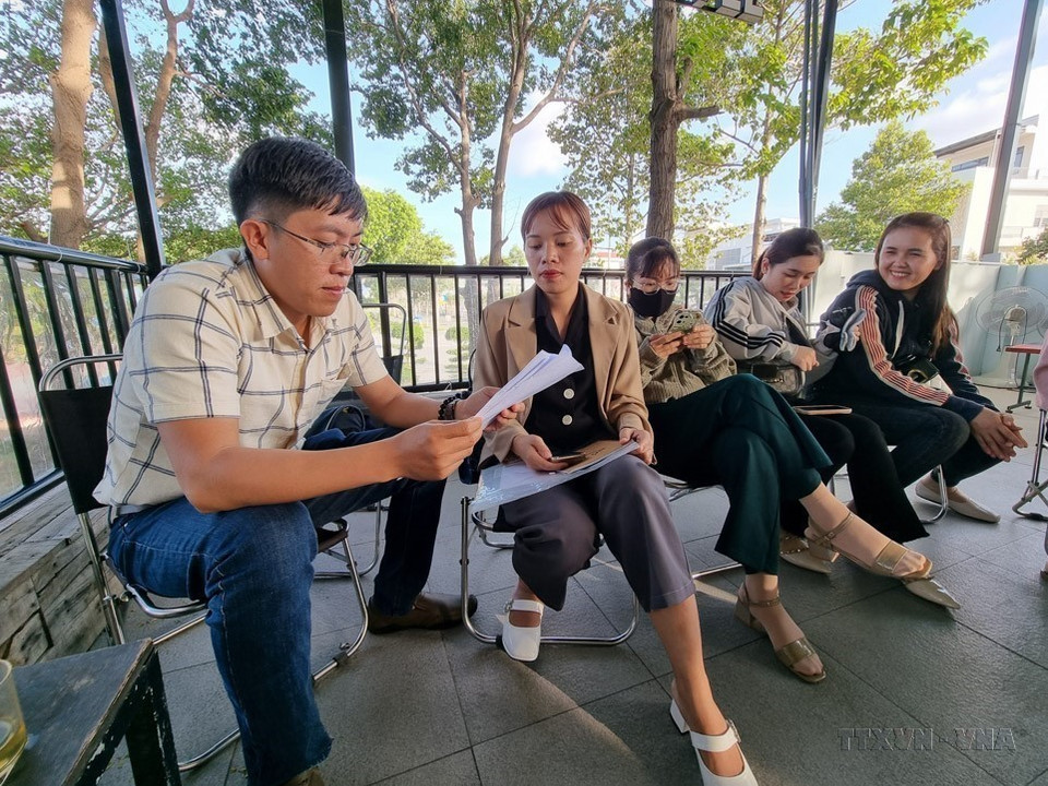 越通社记者与宁顺省学生交流。图自越通社