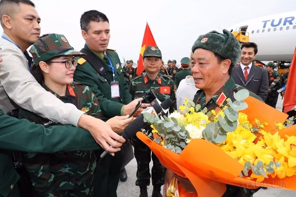 记者对完成土耳其地震救援任务回国的越南人民军干部与战士成员进行采访（2023年）。图自越通社