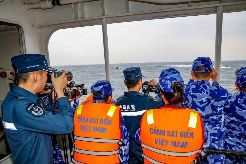 越南与中国新闻工作者参加越南海警与中国海警2023年第一次北部湾海域联合巡逻报道工作。图自越通社