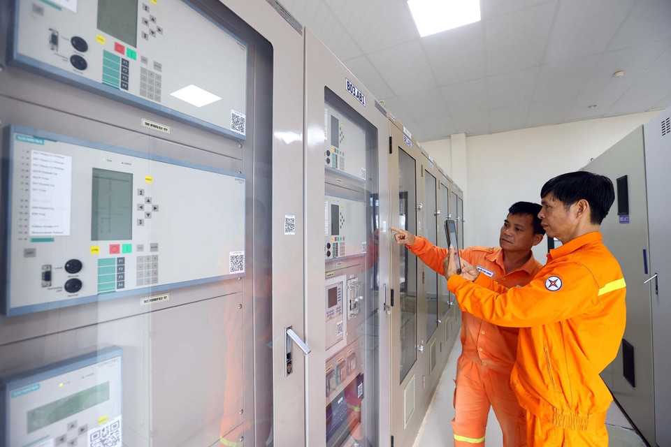 在二号波来古500千伏变电站使用智能设备扫描二维码。图自越通社