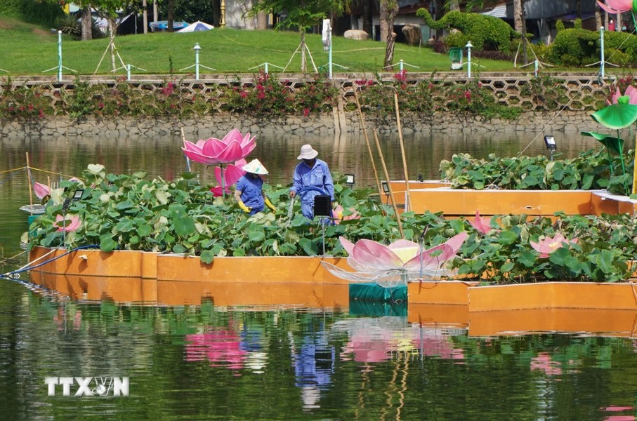 荷花版的越南版图非常有创意，为文庙公园打造景观亮点，为提升荷花之乡的同塔省旅游形象做出贡献。图自越通社