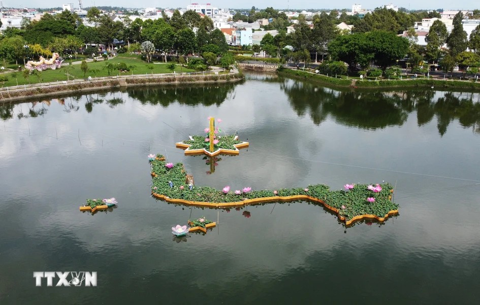荷花版的越南版图非常有创意，为文庙公园打造景观亮点，吸引众多市民和游客前来观赏打卡。图自越通社