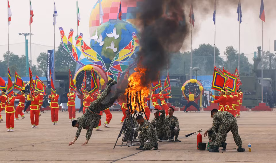 特种兵跳火圈表演。图自越通社