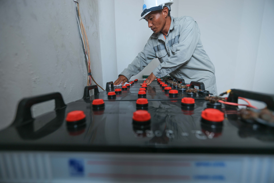 由于海洋气候的严酷条件，每天都要对灯塔的电池和太阳能电池板进行保养。图自越通社