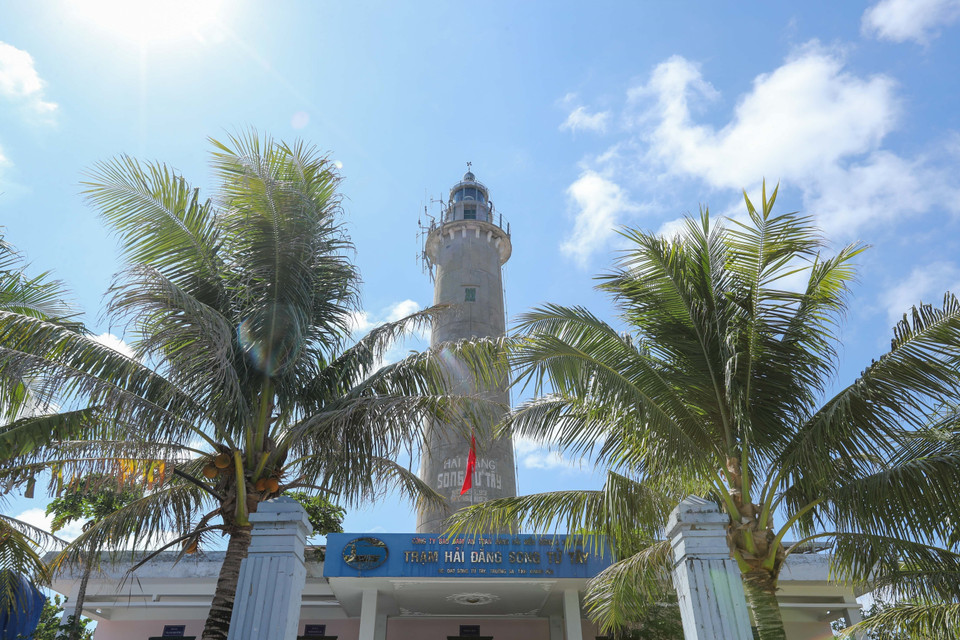 双子西岛灯塔站。图自越通社